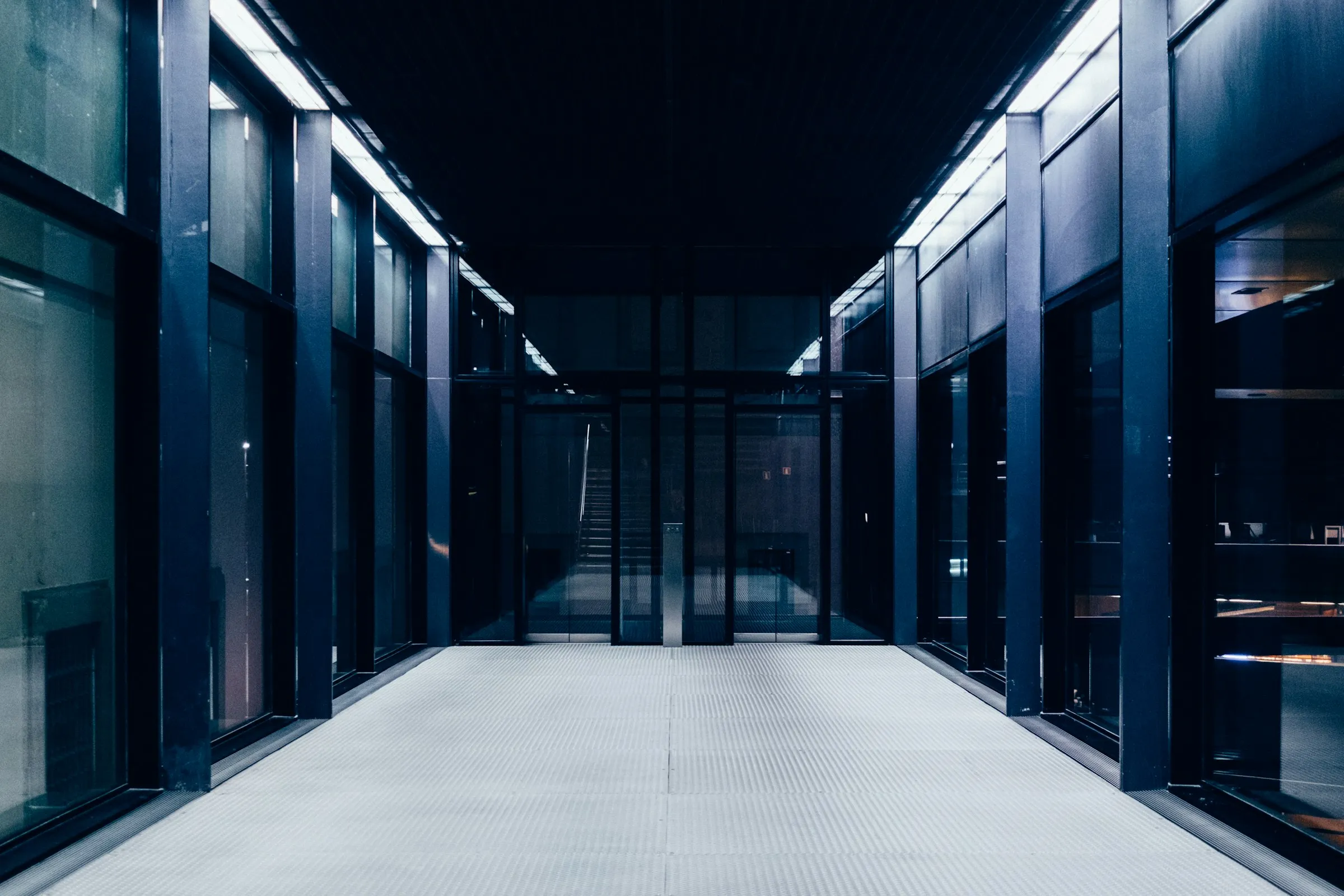 Mörk serverkorridor i ett datacenter