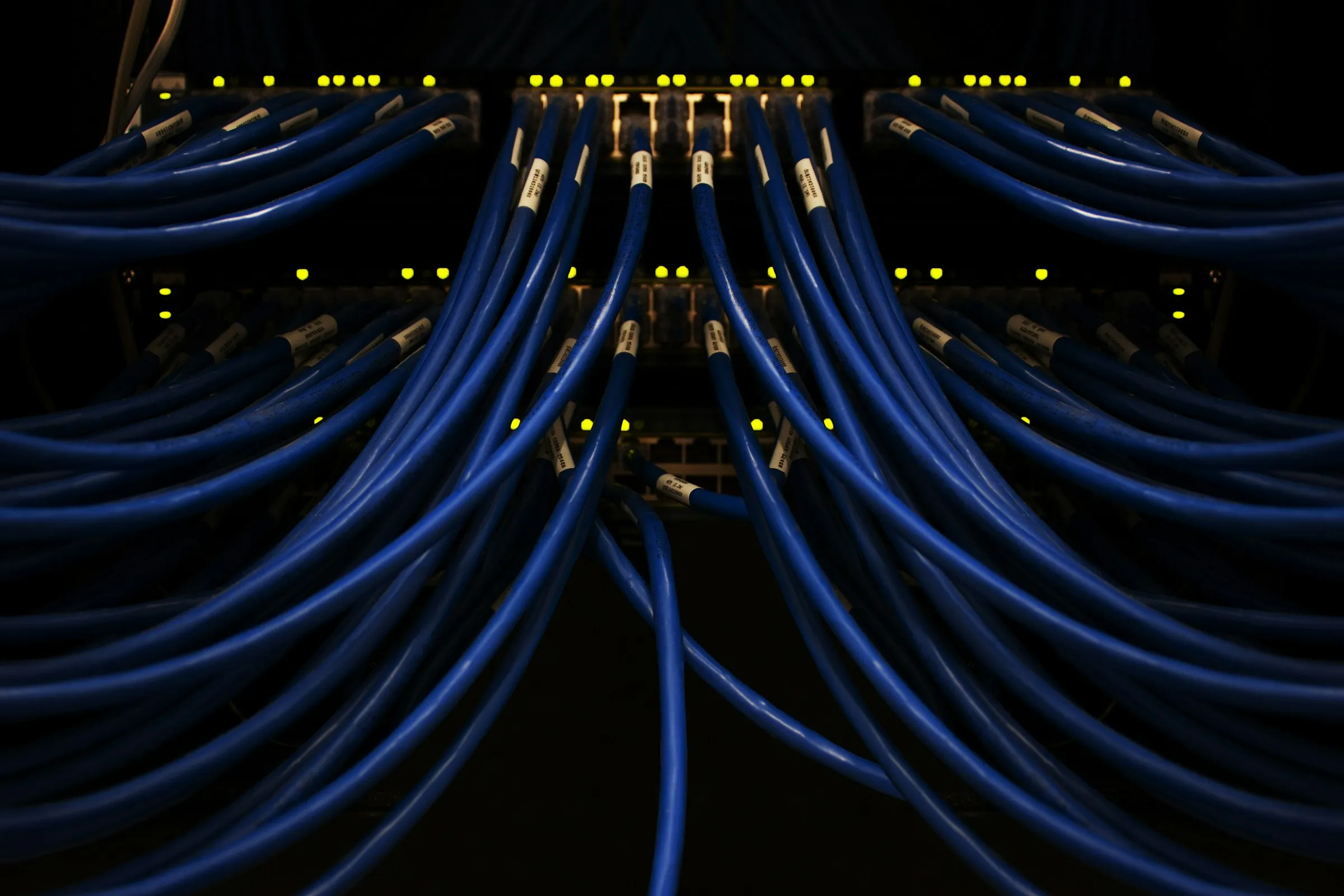 Nätverkskablar i ett datacenter